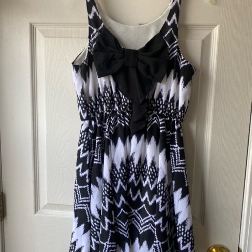 REWIND Black and White Chevron Stripe Print Back Bow Sleeveless Fit Flare Dress